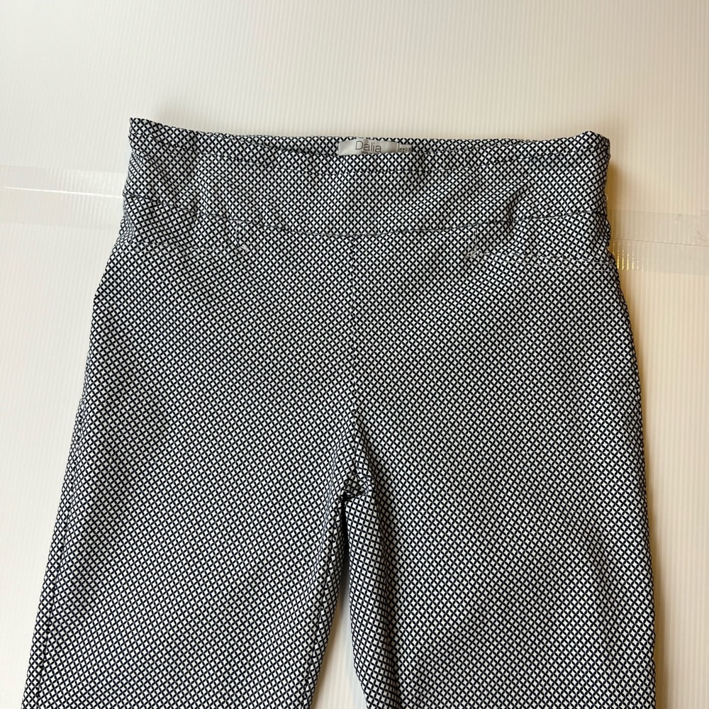 Dalia Black and White Houndstooth Pull On Skinny Capri Pants, Size 8 - Picture 12 of 13